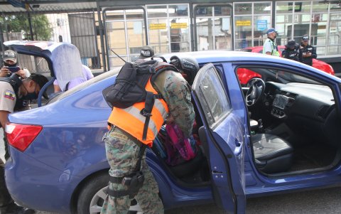 Un militar ejecuta una revisión a un vehículo particular, en el Guasmo Sur.