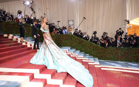 Blake Lively con su vestido de Versace.