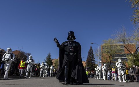 Lord Vader (c), personaje de la saga cinematográfica Star Wars, acompañado por soldados de asalto imperiales participan en el desfile del Galaxy Day por una calle de Madrid.