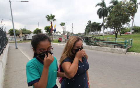 Las personas al pasar tratan de tapar su nariz para evitar percibir los malos olores