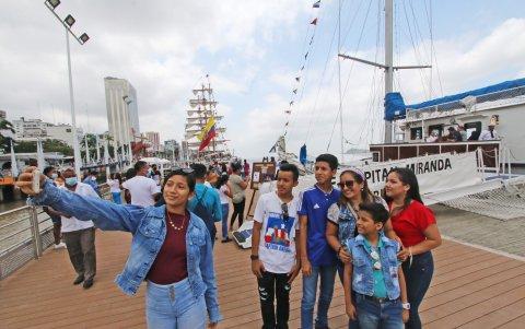Familias enteras se sacaban fotos con los buques visitantes.
