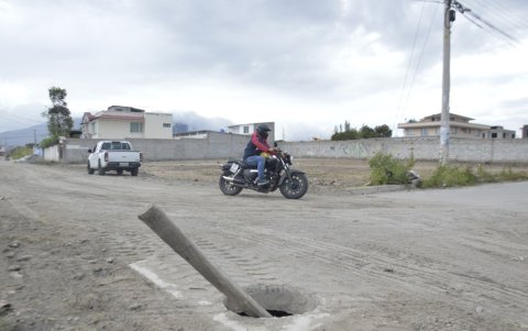 Hueco. Los vecinos colocaron un palo para advertir a los conductores.