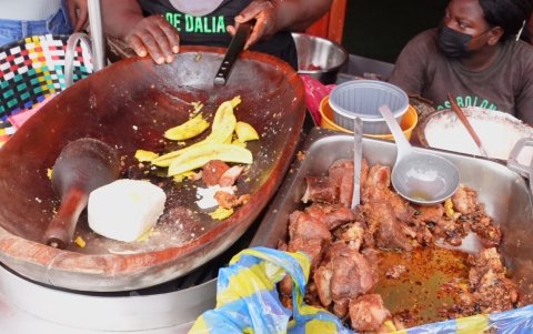 Sus bolones son tan conocidos que a su local llevan a comer personajes del medio televisivo.