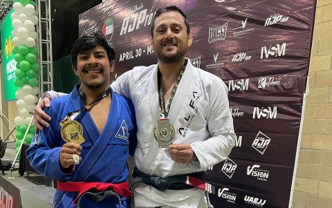Ariel Delgado (kimono azul) y Fawel Abramowicz (kimono blanco) posaron con sus medallas luego de la premiación de la categoría peso leve hasta 76kg.