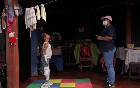 Cárol, de 8 años y paciente beneficiada por el programa de rehabilitación de la asociación Rang of Motion Project (ROMP), realiza terapia con su monitora Zayra para mejor el uso de sus prótesis, el 27 de abril de 2022, en Ciudad de Guatemala (Guatemala).
