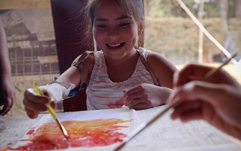 Cárol, de 8 años y paciente beneficiada por el programa de rehabilitación de la asociación Rang of Motion Project (ROMP), realiza terapia con sus prótesis, el 27 de abril de 2022, en Ciudad de Guatemala (Guatemala).