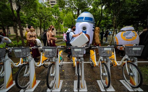 Los fanáticos de Star Wars desfilan en la calle durante la celebración del día de Star Wars en Taipei, Taiwán, el 4 de mayo de 2022.