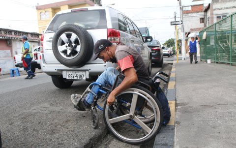 Esta es la realidad de las aceras en Guayaquil. La foto habla por sí misma.