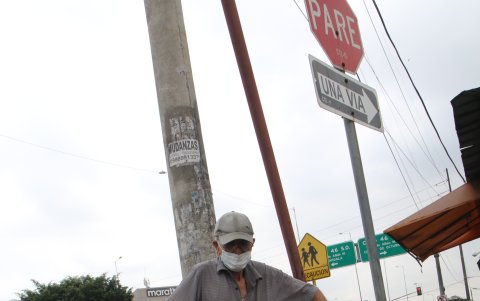 En Guayaquil, el alto de las aceras dificulta el paso del adulto mayor.