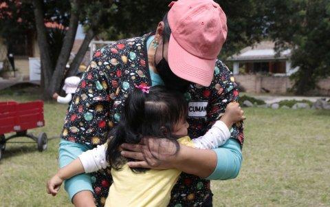 Cariño. Una de las niñas de Hogar para Sus Niños llama