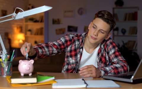 Es importante que los adolescentes descubran el valor del trabajo y la responsabilidad, así como también la importancia del dinero y el saber ganárselo.