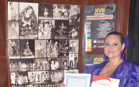 Ana María Alvarado con sus reconocimientos.