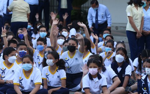 En el patio central del plantel, las autoridades dieron la bienvenida a los alumnos de manera presencial y sin distanciamiento.