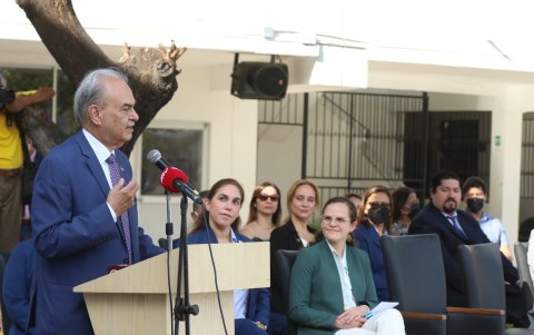 Abelardo García Calderón, director general del IPAC, destaca el trabajo de los estudiantes, maestros y padres de familia.