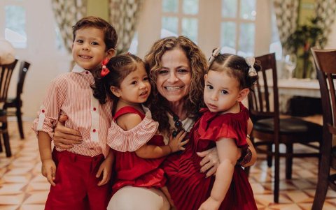 Junto a sus nietos Alonso, Julieta y Macarena.