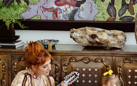 En compañía de su tierna y preciosa hija