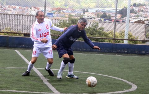En la cancha del parque Matovelle se desarrolla el campeonato para futbolistas mayores de 60 años. Allá también van exprofesionales.