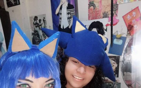 Daniel se ha integrado a la pasión de su madre por el cosplay, y posan juntos vestidos del personaje de videojuegos Sonic