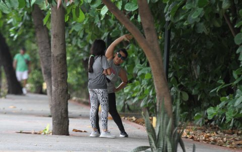 Cientos de personas trotan y realizan ejercicios en el parque lineal, en diferentes horarios..