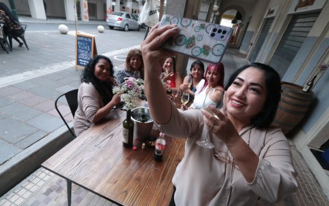 Grupos de amigas se reúnen y se fotografían