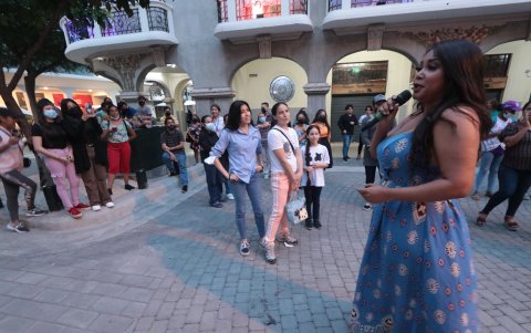 Artistas se presentan y los comensales lo disfrutan