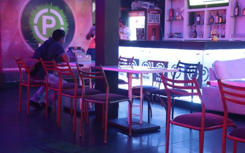 Discotecas. Cerca de la medianoche, los centros nocturnos permanecen prácticamente vacíos.