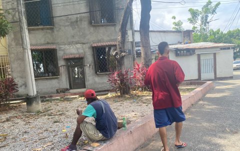 Un hombre prepara una dosis de ‘H’, cruzando la calle que está junto al colegio 9 de Octubre, que está en el sur de Guayaquil, el miércoles 4 de mayo.