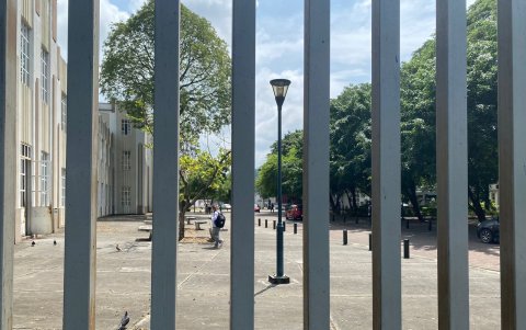 Rejas de la fachada del Colegio Vicente Rocafuerte, en el centro de Guayaquil. Ahí, dueños de negocios se han organizado para detectar a personas sospechosas y avisar a la Policía.