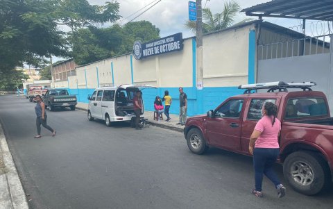 Madres de familia compran uniformes para sus hijos a pocas horas del inicio de clases, en exteriores del Colegio 9 de Octubre, en el sur de Guayaquil