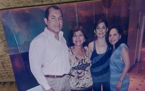 Laurita junto a sus hijos, una de las tantas fotografías que destaca en la sala de su hogar.