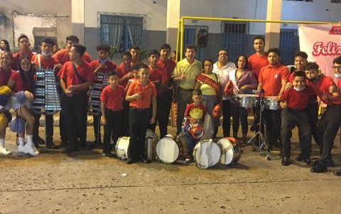 Agasajo. En el barrio Garay también hubo música.