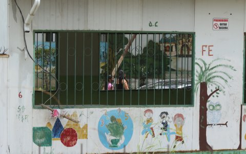 Estructuras. Pese a haber cumplido su vida útil aún funcionan en medio de su deterioro.