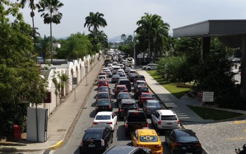 Así permanece la vía de ingreso a El Tornero, del lado de uno de los centros comerciales del ese sector.