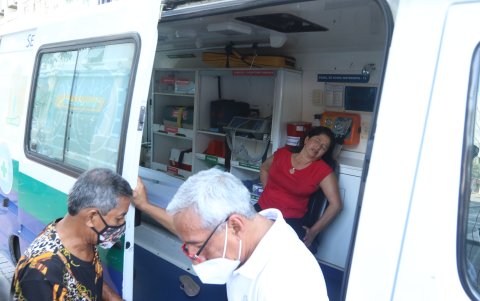 Una ambulancia arribó al lugar para trasladarla al hospital