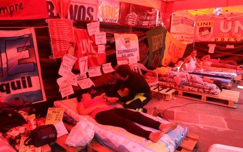 Los docentes se mantienen bajo carpas fuera de la plaza San Francisco