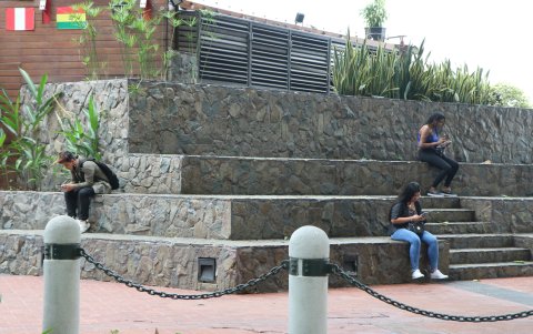 Los jóvenes aseguran vivir desconfiados y en alerta, y esa situación los apena.