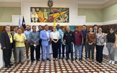 Representantes de los gremios de educadores públicos que participan en las mesas de diálogo, junto a la ministra María Brown.