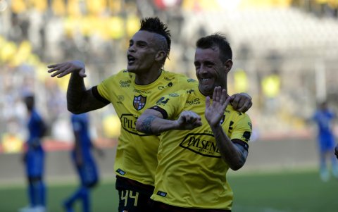 Damián Díaz y Jonatán Álvez marcaron en el Clásico que acabó 5-0.