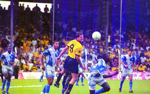 El brasileño, Gerardo Traverso (9), fue el héroe torero en un peleado Clásico en el 2000.