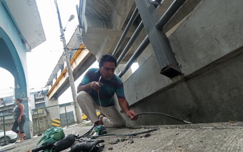 En el sitio, queman hasta el cobre de las cables, lo que genera un olor nauseabundo. Los cables que roban son de la misma estructura y otros bienes públicos aledaños.