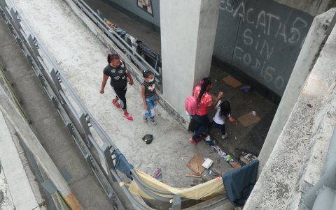Las barandas de la estructura sirven de colgadero de ropa y hoteles de paso.