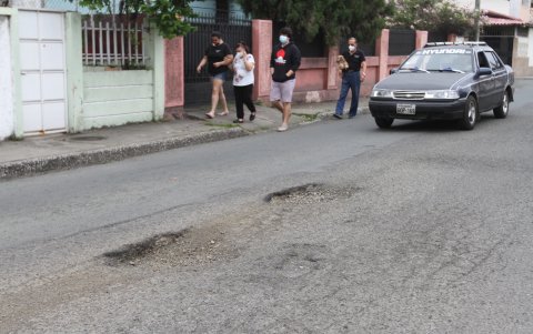 Varias zonas de Guayaquil están llenas de baches