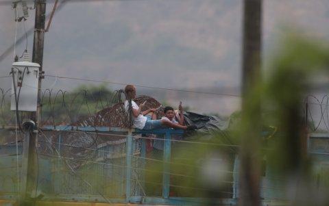 Internos vulneran los accesos y en recurrentes ocasiones se los ve en la parte alta de pabellones u otras edificaciones.