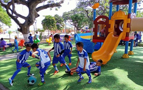 Seguridad. Los negocios que rodean la avenida y se levantan en los alrededores del parque, permiten que los niños, al salir de la escuela, jueguen y pasen el rato. Sus madres los acompañan. Hay comunidad.