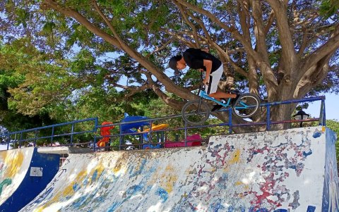 Las piruetas no cesan durante el día y la noche en el parque de la avenida.