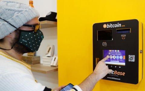 Vista de un cajero de criptomonedas, en una fotografía de archivo