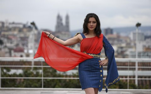 La estudiante María José Boada del Instituto Superior Yavirac posa con uniformes militares de la independencia de Ecuador, el 11 de mayo de 2022, en Quito (Ecuador).