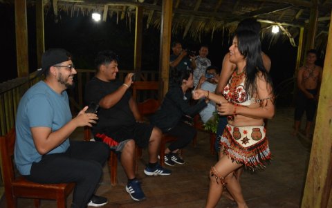 En Yaku Warmi, cuyo significado en español es ‘Mujer del Agua’, la conexión es entre el ser y la naturaleza.