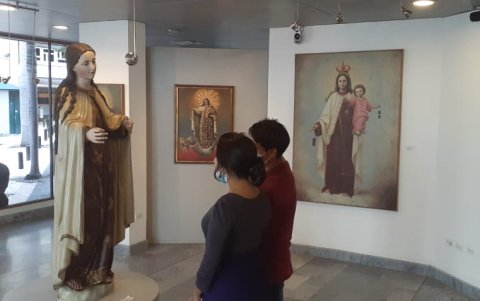 En el lugar, el público puede conocer más sobre la Virgen María y el arte.