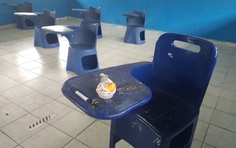 La recolección de desechos dentro de las aulas está asignada en estos días a los docenres, aunque no todos están de acuerdo con ello.